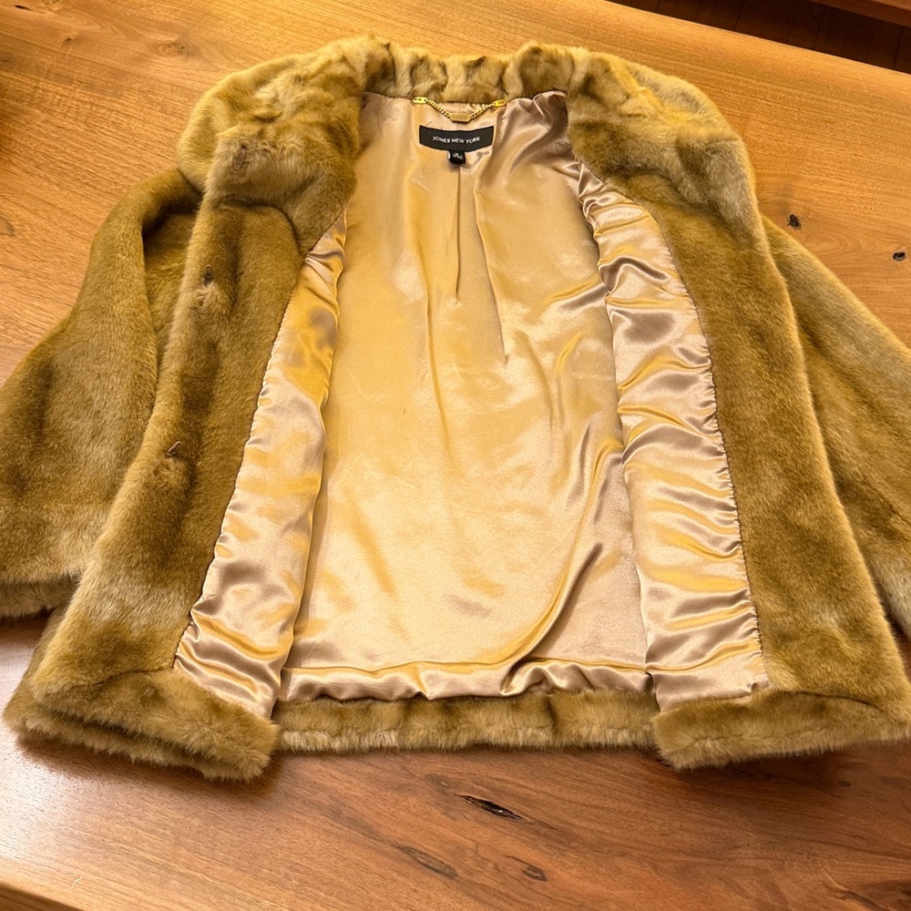 Gorgeous! Jones, New York faux fur jacket size
Medium.  perfect condition! - Picture 5 of 7